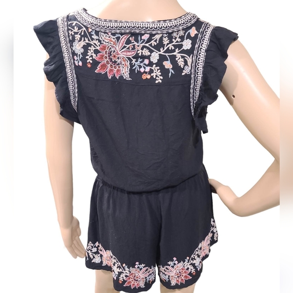 American Eagle set / black , crop and Shorts, embroidered , size small. - Picture 2 of 8